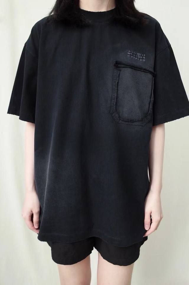 供 Maison Margiela 马吉拉Mm6夏季 水洗做旧破坏磨破口袋字母短袖 T恤 男女情侣款 破坏磨破口袋 水洗做旧工艺 短袖的底衫是 %纯棉亲肤透气