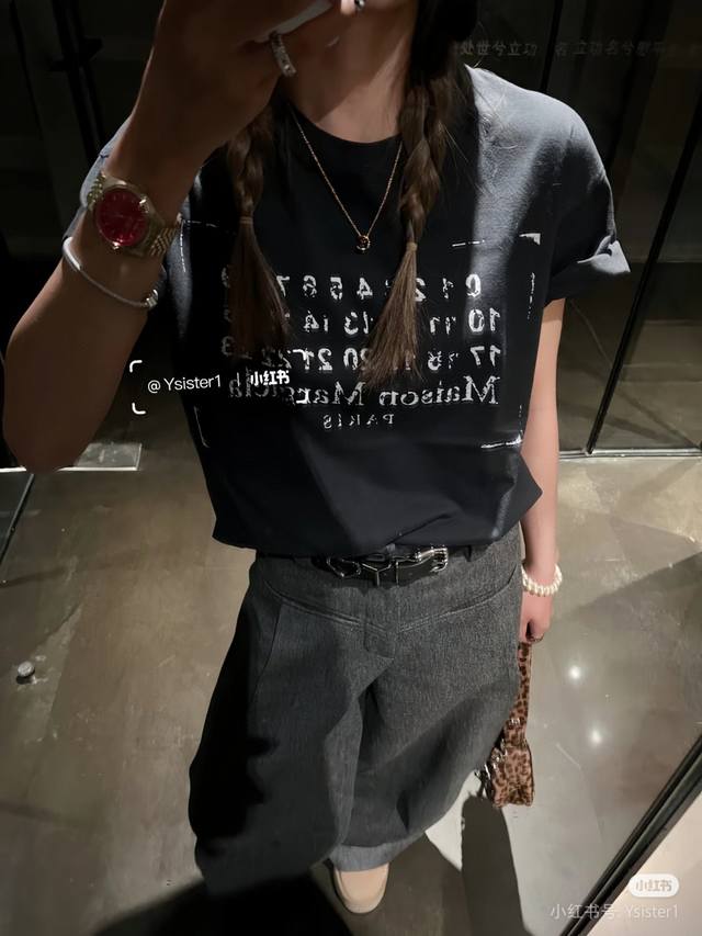 供 Maison Margiela 马吉拉Mm6夏季 工业风水洗做旧字母短袖 T恤 男女情侣款 洗水做旧效果 短袖的底衫是 %纯棉亲肤透气 定织定染同版紧密螺纹