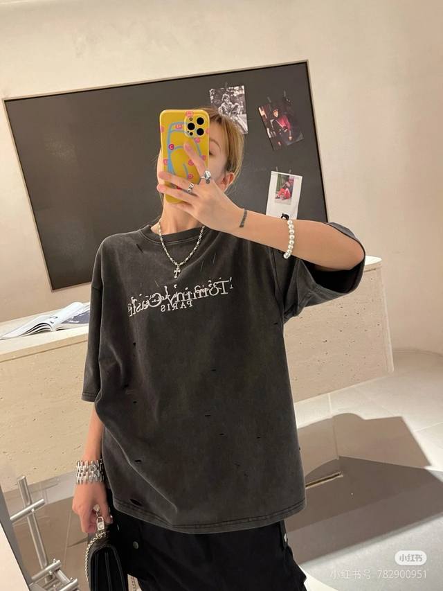 供 Maison Margiela 马吉拉Mm6夏季 联名款水洗做旧磨破破坏字母割洞短袖 T恤 男女情侣款 洗水做旧效果 割洞破坏字母 短袖的底衫是 %纯棉亲肤