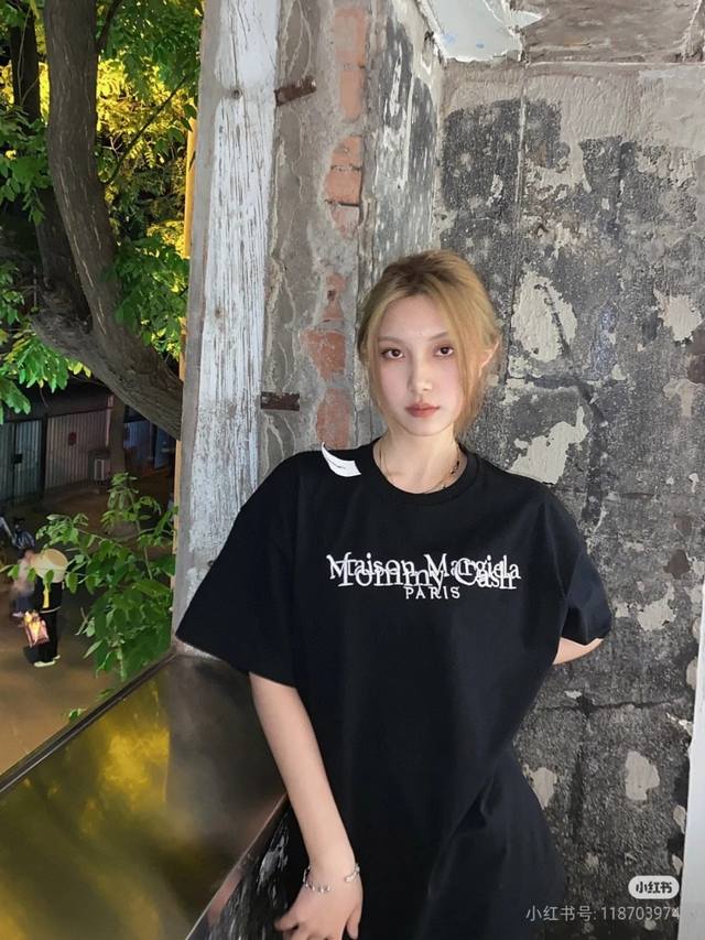 供 Maison Margiela 马吉拉Mm6联名Tommy Cash 刺绣短袖 T恤 男女情侣款 进口绣花机万针刺绣工艺 短袖的底衫是 %纯棉亲肤透气 定织