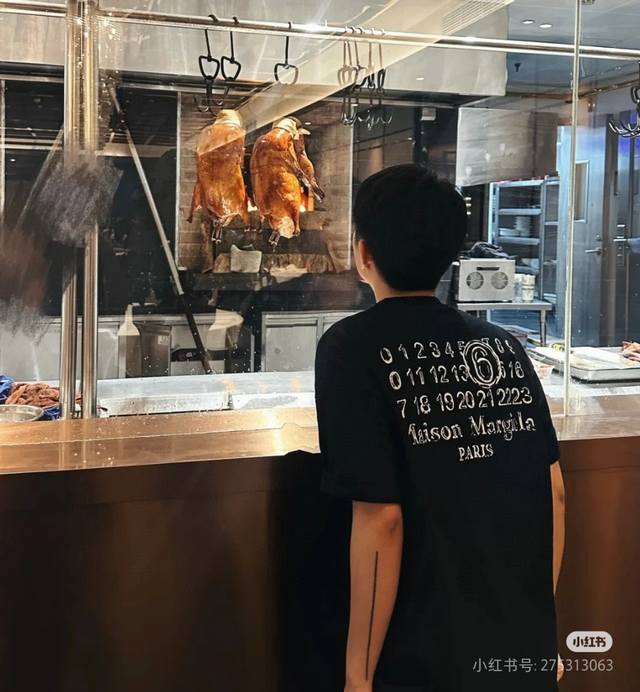 供 Maison Margiela 马吉拉Mm6夏季 做旧字母短袖 T恤 男女情侣款 做旧字母效果 短袖的底衫是 %纯棉亲肤透气 定织定染同版紧密螺纹~ 采用3