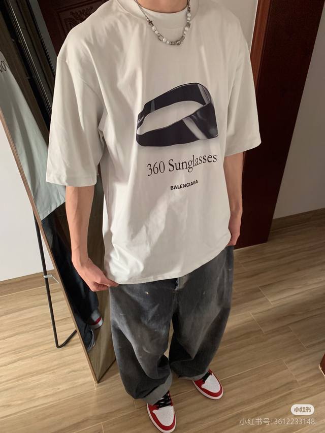 供 Balenciaga巴黎世家25夏季新品360 Sunglasses印花护目镜短袖T恤 Tee采用21支200G棉 面料非常轻薄 是“最像短袖的一件短袖”夏