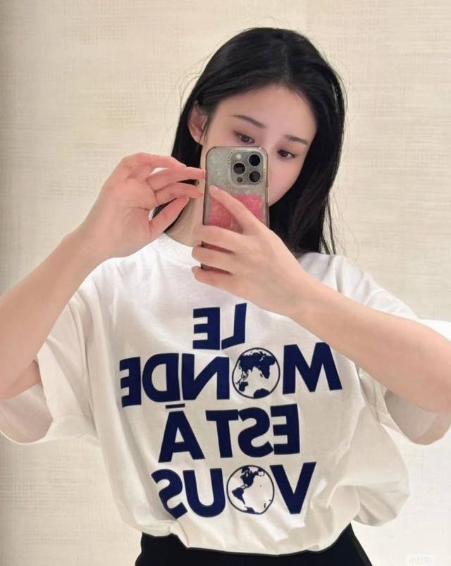 供 顶级版本 Louis Vuitton Lv Ss25 男士春夏系列 地球植绒字母印花短袖T恤 蓝色植绒以地球为配色原样7,400购入，定织32S双纱平纹米白