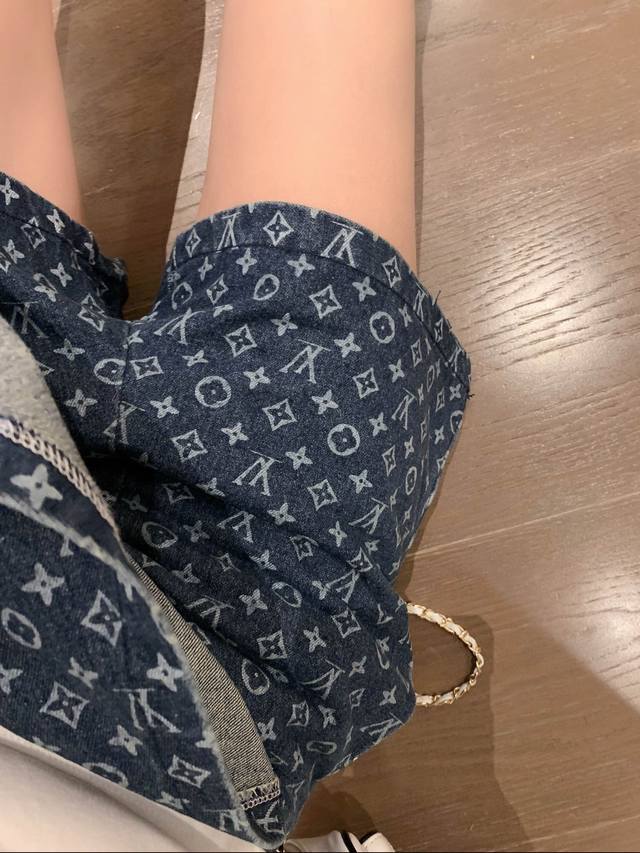Louis Vuitton Lv 驴家满印老花四叶草字母印花洗水牛仔短裤裙 款号：25672706402 颜色：蓝色 尺码：Sml S码80-95斤 M码95-