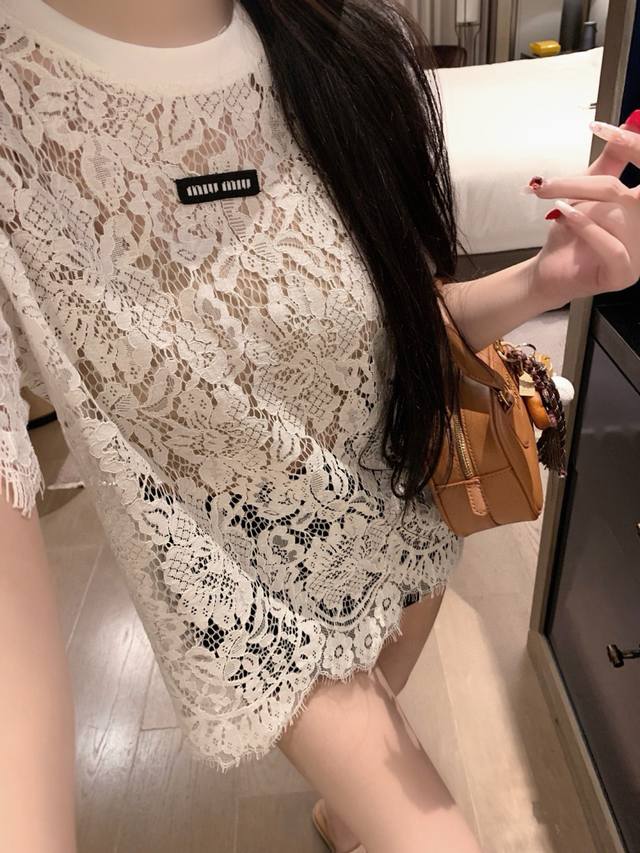 Miumiu缪缪定制字母小标定制水溶蕾丝下摆不规则剪边短袖 款号：25670606399 颜色：黑色 白色 尺码：Sml S码80-95斤 M码95- 斤 L码