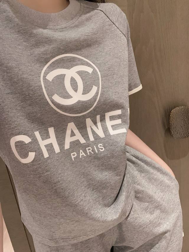 Chanel香奈儿小香中古双C字母印花圆领短袖松紧腰短裤套装 款号：25670606397 颜色：黑色 白色 灰色 尺码：Sml S码80-95斤 M码95-