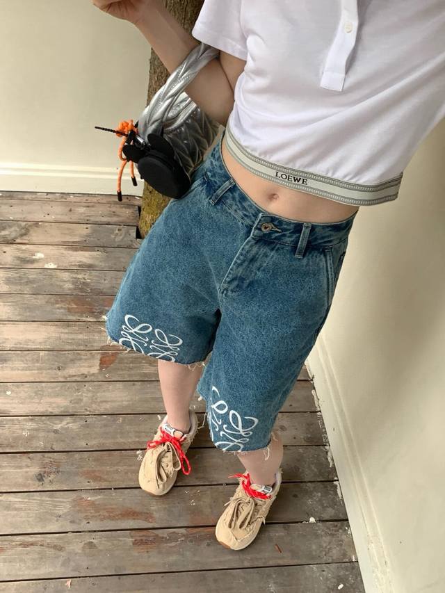 Loewe罗意威经典Logo刺绣洗水毛边五分牛仔裤 款号：2567 6396 颜色：蓝色 尺码：Sml S码80-95斤 M码95- 斤 L码 -125斤