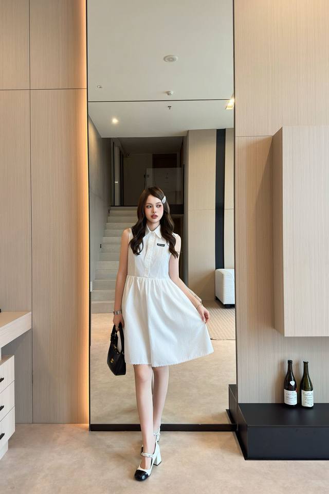 Miumiu缪缪定制字母小标翻领无袖连衣裙 款号：25673906385 颜色：白色 尺码：Sml S码80-95斤 M码95- 斤 L码 -125斤