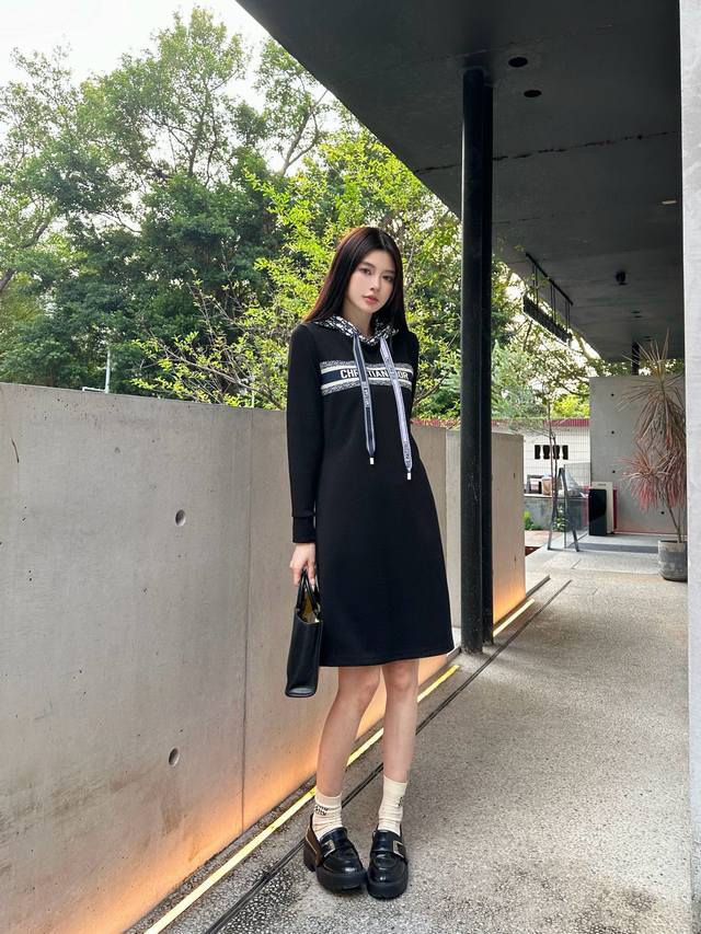 Dior迪奥定制字母织带老花连帽长袖卫衣连衣裙 款号：25672206383 颜色：灰色 黑色 尺码：Sml S码80-95斤 M码95- 斤 L码 -125斤
