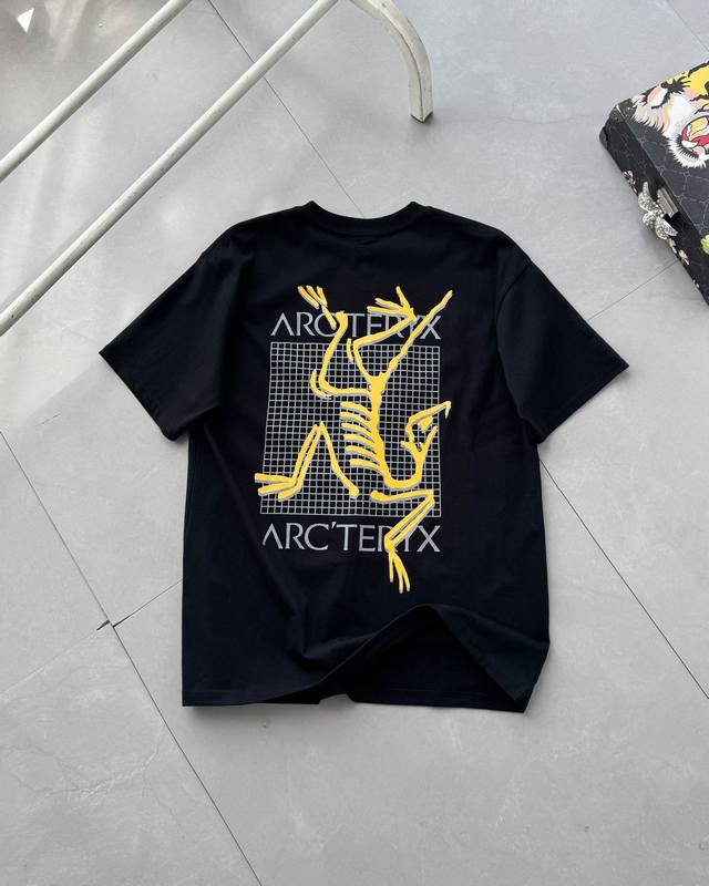 Arcteryx 始祖鸟24Ss龙年限定款后背大Logo情侣款短袖T恤，最火的鸟家系列，你值得拥有绝佳夏季穿搭必备单品 经典百搭永不过时系列，男女同款 情侣可搭