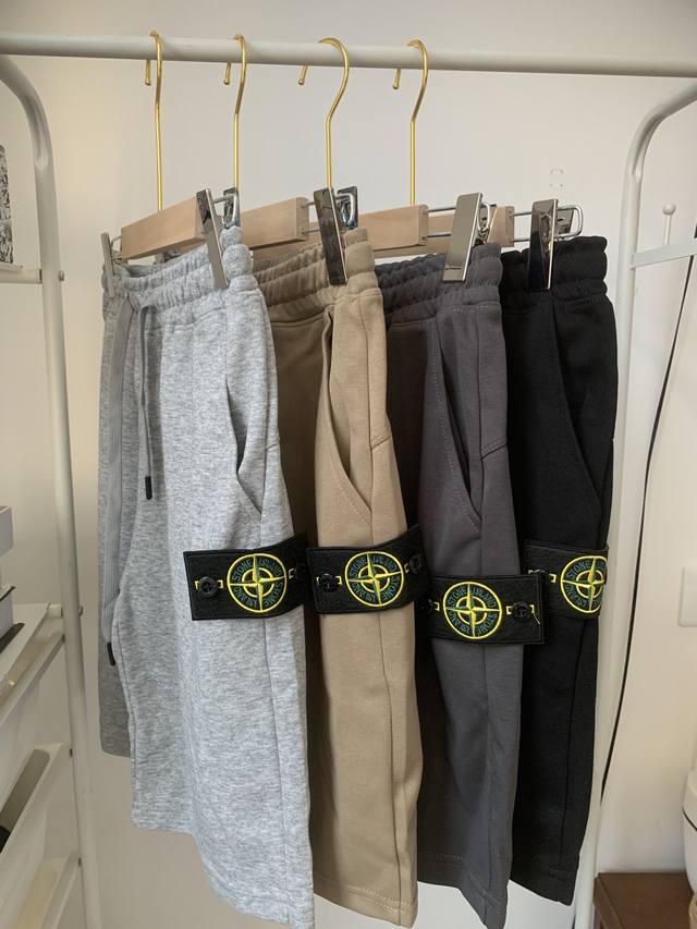 Stone Island 石头岛25Ss新品徽章Logo百搭休闲短裤，四色可选。经典百搭永不过时，夏季出行必备百搭短裤 高品质纯棉面料，上身舒适透气不闷热，面料