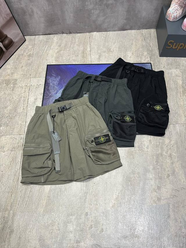 石头岛25Ss夏季新款刺绣徽章Logo工装短裤，三色可选，经典百搭永不过时系列，绝佳出行穿搭必备百搭单品 夏天潮Cool达人必备神器 简单大方加上工装大口袋设计