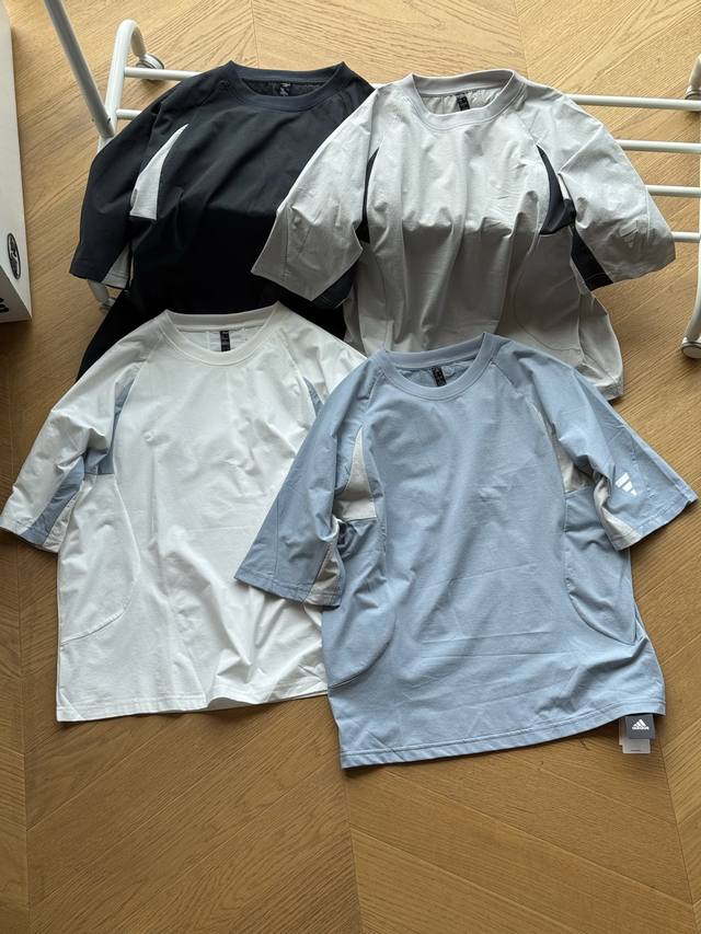 供 Adidas Foslongsleeve 硅胶Logo 轻量速干立体剪裁 短袖Tee 黑色 白色 灰色 蓝色 S~Xl 原版50%聚酯50%索罗娜轻质运动面