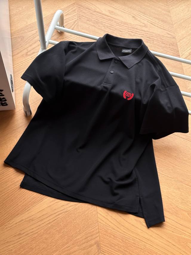 供 Balenciaga巴黎世家 Ss25 红标麦穗刺绣 褪黑水洗棉质珠地短袖Polo衫男女同款 Xs~L 定织260克珠地棉面料，红标麦穗刺绣Logo，独特阔