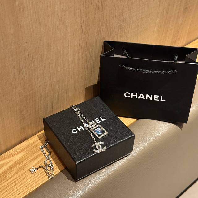香奈儿Chanel新款蓝色香水瓶项链，好爱好爱，香水瓶中一颗蓝色小爱心看着就特别清爽，配全套包装