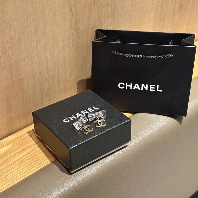 香奈儿Chanel25春夏新款透明蝴蝶结耳环Chanel透明蝴蝶结双C耳环，25春夏最新款绝美系列本季必入爆款佩戴回头率百分百 全套包装