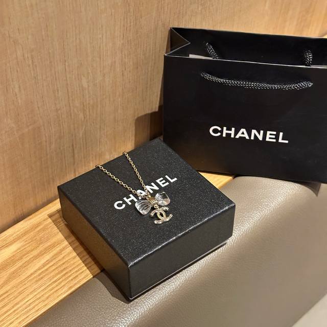 香奈儿Chanel25春夏新款透明亚克力蝴蝶结项链，透明蝴蝶结像果冻一样清透又可爱，搭配金色链条8简简单单很耐看！全套包装