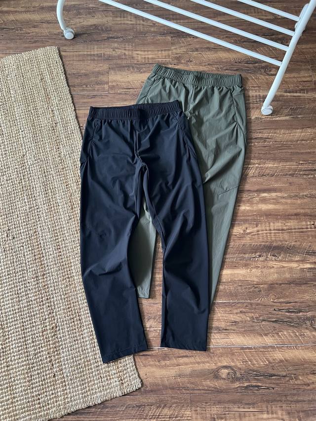 Hellyhansen Hh 春夏超薄防晒激光打孔户外透气长裤，户外休闲款，小直筒造型！款式简约，实则整条裤子充满细节。左侧实用性拉链口袋设计。增添时尚运动感。