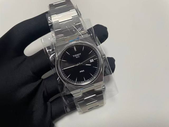 高品质 品牌：天梭 系列：Prx 超级玩家 颜色：黑 表壳：316精钢 尺寸：40Mm 机芯：瑞士石英机芯 1:凭借Disco 风格设计 此系列腕表打破了复古与