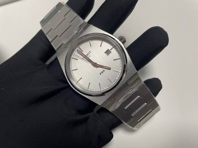 高品质 品牌：天梭 系列：Prx 超级玩家 颜色：白 表壳：316精钢 尺寸：40Mm 机芯：瑞士石英机芯 1:凭借Disco 风格设计 此系列腕表打破了复古与