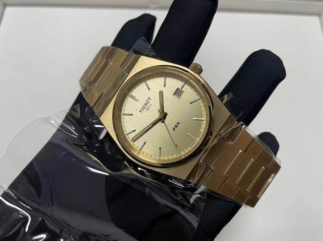 高品质 品牌：天梭 系列：Prx 超级玩家 颜色：金 表壳：316精钢 尺寸：40Mm 机芯：瑞士石英机芯 1:凭借Disco 风格设计 此系列腕表打破了复古与