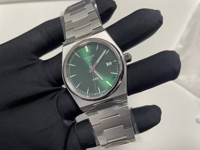 高品质 品牌：天梭 系列：Prx 超级玩家 颜色：绿 表壳：316精钢 尺寸：40Mm 机芯：瑞士石英机芯 1:凭借Disco 风格设计 此系列腕表打破了复古与