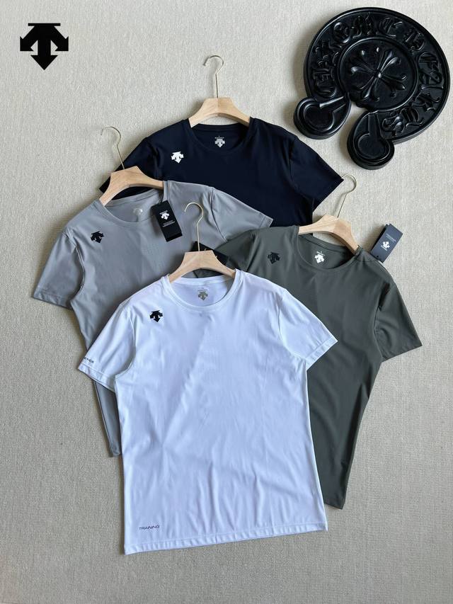 Descente 迪桑特综训运动健身男士清爽速干短袖T恤夏季新款 胸前激光打孔更加透气 原单Des综训系列运动健身男士轻薄透气速干T恤，这款T恤可以说是夏日必备