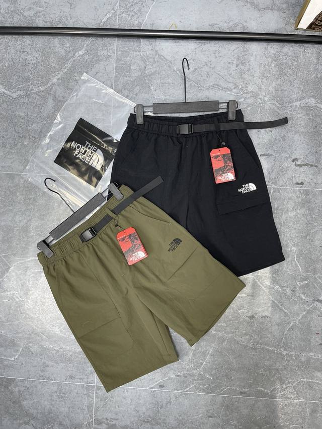 Thenorthface 北面夏季新款休闲户外防水工装短裤。 采用尼龙起皱面料 宽松的工装风格，松紧腰配卡扣腰带双侧的斜插口袋，容量大，还要单独绗线加固户外出行