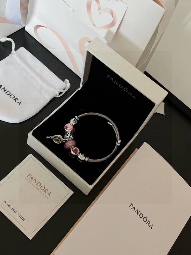 Pandora潘多拉粉色热气球手镯 配全套包装 粉色热气球 这个款咱就是说一整个爱住啊 专柜单单一个热气球挂坠都要 0+ 上手高级感满满丫太洋气了 粉色热气球