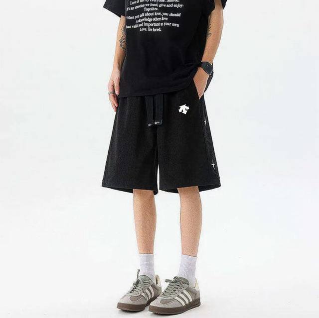 供 迪桑特Descente 纯色硅胶Logo五分透气舒适休闲短裤 男女同款 品牌介绍：安踏旗下三箭头之一 热度丝毫不输始祖鸟 迪桑特的品牌名 Descente