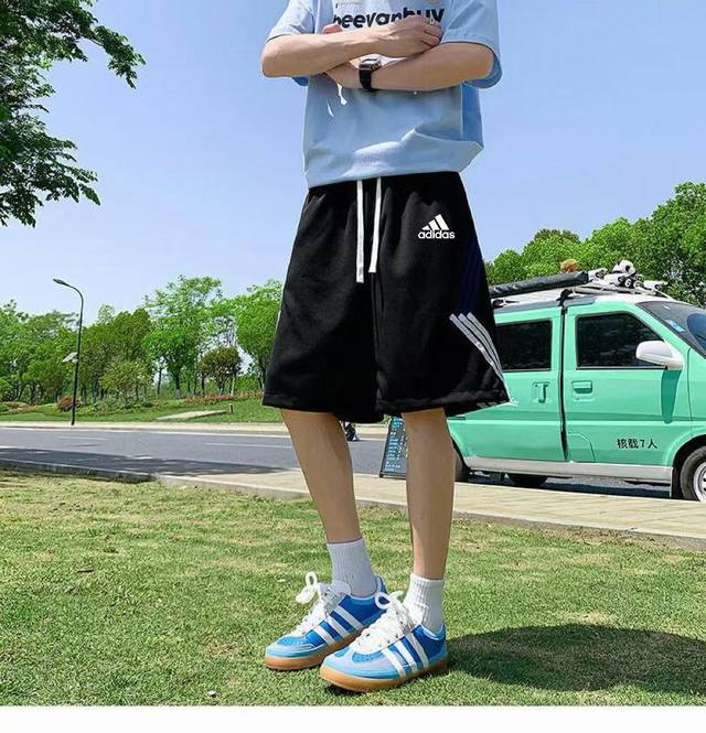 供 Adidas阿迪达斯三条杠经典款运动透气短裤永恒不变的经典Logo 即有了运动的舒适又有了街头的休闲！！可以适应任何场合！！全联三标洗吊齐全 直筒裤型两侧拉