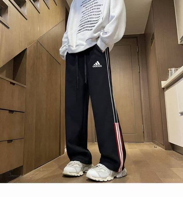供 Adidas阿迪达斯2025春秋季新款百搭直脚裤条纹梭织情侣卫裤休闲裤卫裤学生裤 经典剪裁版型，完美修饰腿型的一款百搭神裤 版型一级棒！上身根本不挑人！谁穿