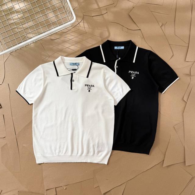 Prada普拉达刺绣小标翻领Polo针织短袖 96 Prada 官网Zp同步新款针织 面料采用380克毛织材料是 定织定染原版同色螺纹 进口机器饱满经典小标刺绣