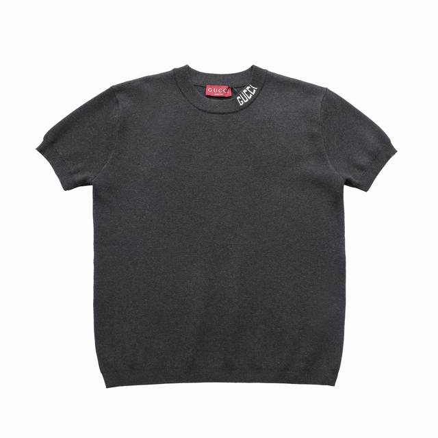 顶级复刻版本] 品名: Gucci 古驰 新款领口Logo圆领打底衫短袖短袖T恤 尺码：Xs-L 颜色：灰色 藏青 酒红 面料: 进口60支长绒棉纱线做，丝光烧