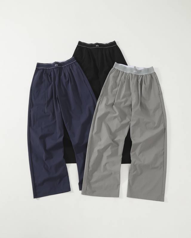 供 Alo Yoga Suit Up Trouser 直筒速干神裤 它的面料柔软带点弹性，穿在身上就像被温柔的风拥抱，超级舒服哦！ 而且这款裤子设计简约大方，走