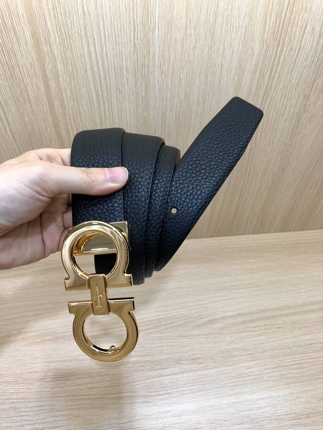 供 原单35Mm 带身采用双面进口头层牛皮一面荔枝纹一面磨砂皮， 扣头采用精品纯铜尾夹扣