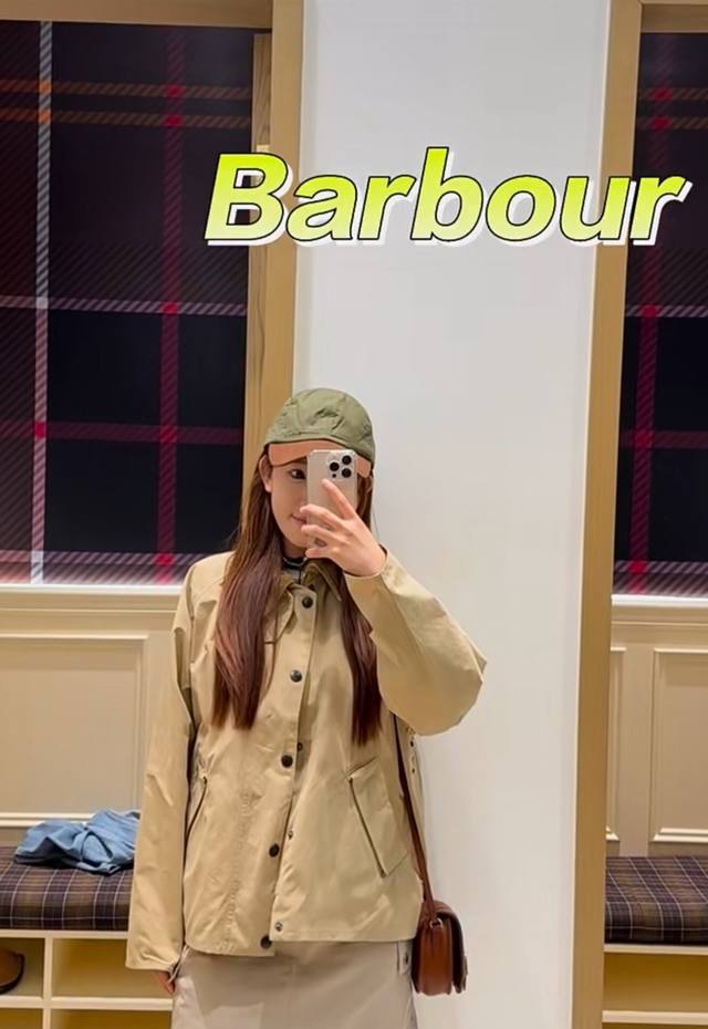 供 Barbour Os Reversible Transporter两面宽松无蜡夹克外套 男女同款 Barbour 无蜡夹克 采用插肩袖设计，廓形休闲，袖宽和