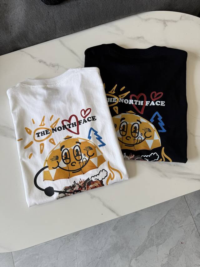 北面The North Face 卡通图案印花休闲短袖T恤 -面料采用260G双纱面料，达到透而不露的黄金平衡点，完美规避透视尴尬，成衣尺寸稳定，多次机洗仍能保