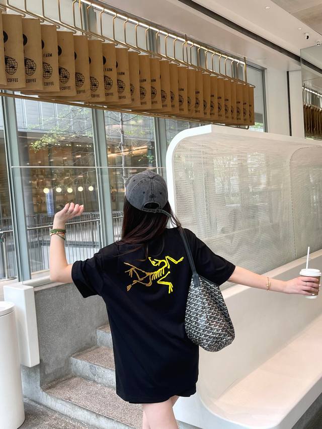 上新！ 始祖鸟 Arc'teryx渐变鸟情侣款短袖T！宽松版型！ 专柜卖断货 一件难求！年度爆款来了！ 采用320精梳纯棉面料！高端面料无任何缺点！ 肩部过肩领
