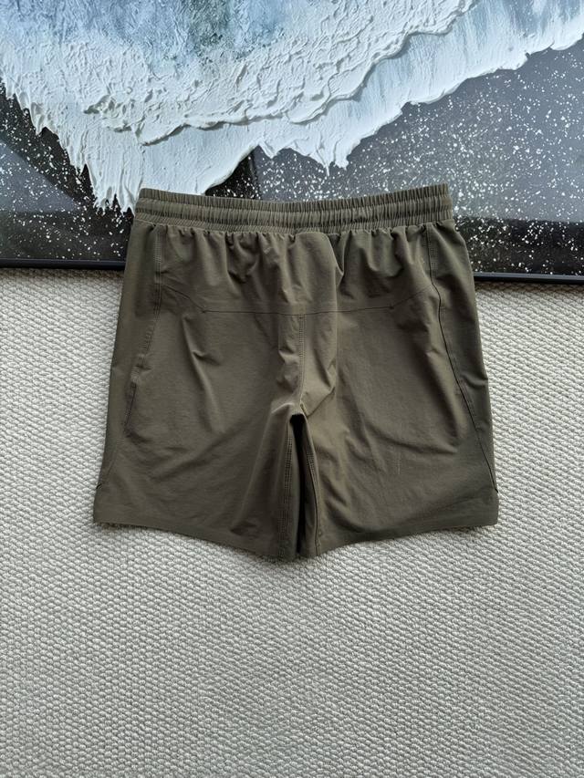 Arcteryx 始祖鸟25夏季新款休闲五分短裤，休闲运动都可驾驭，夏季出行必备百搭短裤 采用亲肤科技面料，手感舒适，细腻亲肤，让穿着更合身，亲肤不紧绷，耐脏易