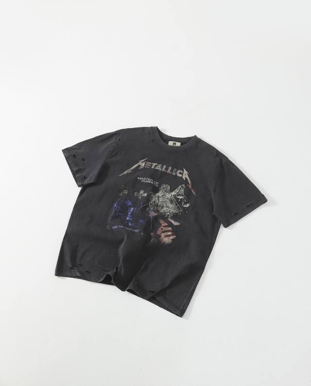 Metallica 摇滚乐队限定重磅复古水洗做旧破坏高街短袖 情侣款 重磅好货来袭，前后高端白墨直喷印花，纯手工破坏工艺，定制重磅磨毛面料，成衣酵素水洗，美式V