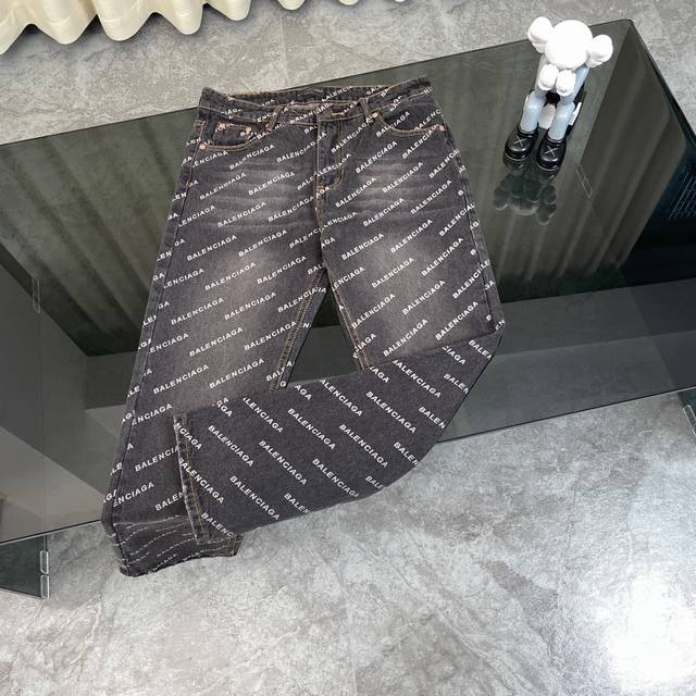 白羊 巴黎世家Balenciaga字母Logo弹幕满印单宁牛仔裤 采用进口土耳其面料，精选四季合穿的棉质牛仔面料，布面纹理清晰自然，通过洗水工艺打磨，带出浅色做