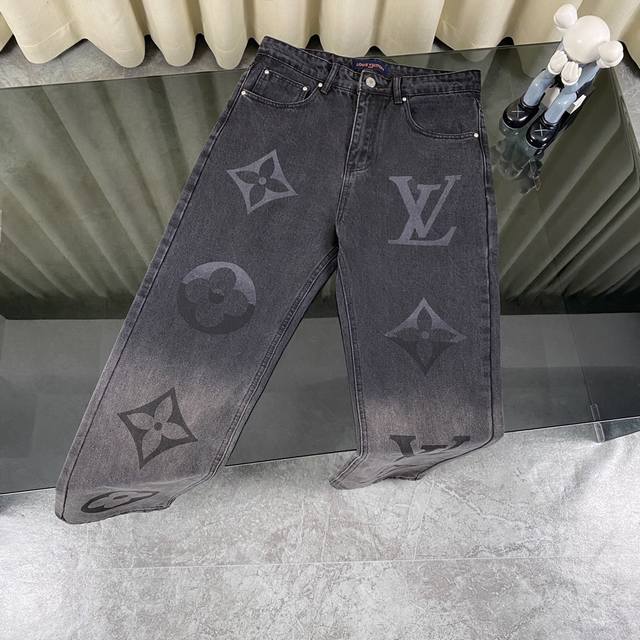 Louis Vuitton & 路易威登 Lv大字母Logo渐变黑灰牛仔裤 采用了独特的工艺，将北极光如梦似幻的色彩完美演绎