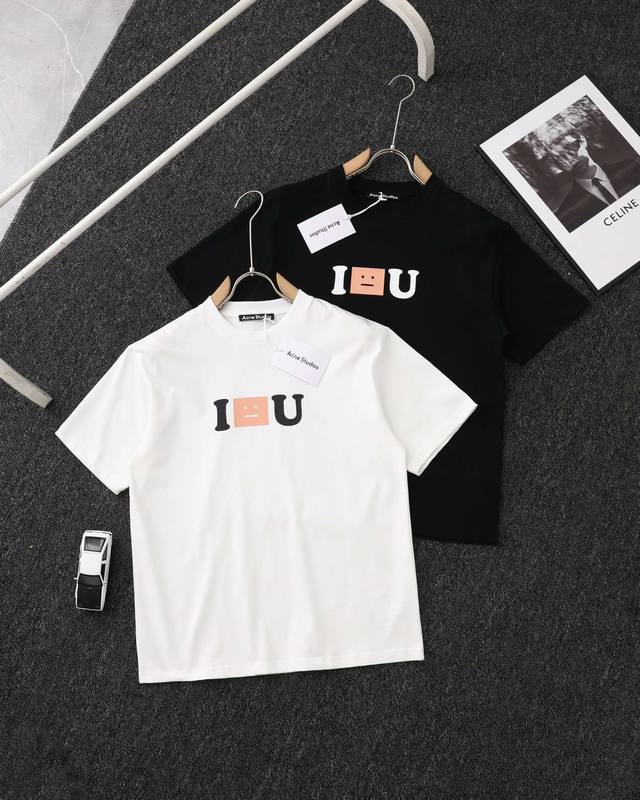 Acne Studios，作为北欧极简风格的典型代表，在冷淡风的基础上经过艺术加工与升华，成为时尚界公认的时髦风尚导向者。 新品男女同款Face表情字母印花短袖