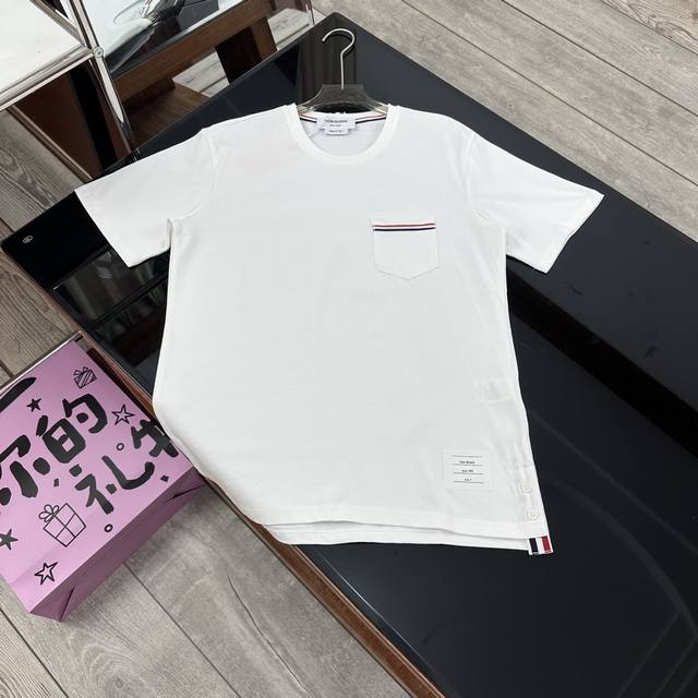 Thom Browne 汤姆布朗. Tb口袋织带平纹圆领T恤口袋织带夏季前短后长短T恤｜T01 采用定制预缩纯棉面料 生产采用进口缝纫设备缝制 针距细密 走线整
