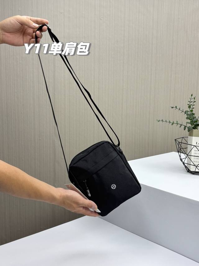 极度舒适，Lululemon2025新款男士时尚简约休闲防泼水单肩包，经典款，不管是谁上身，看上去都是极度舒适的感觉，不容质疑！女士也可用，不管男女，上身都是一