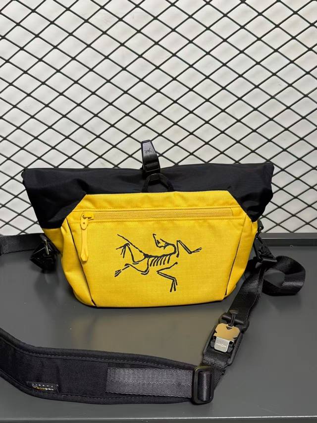 Arc‘Teryx 始祖鸟今年新包 Ichalkbucket25运动休闲印花尼龙手拿包 5.2L大容量 随包赠送战术铝合金套件秒变斜挎 单肩包 男女同款 颜色：