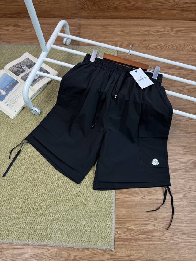Moncler蒙口男士大口袋工装休闲速干短裤！流行前线！！ 超值高科技面料，透气特性好！ 创新格式设计。全新款和面料。 真是时尚帅气1清爽一个夏季！！这一款速干