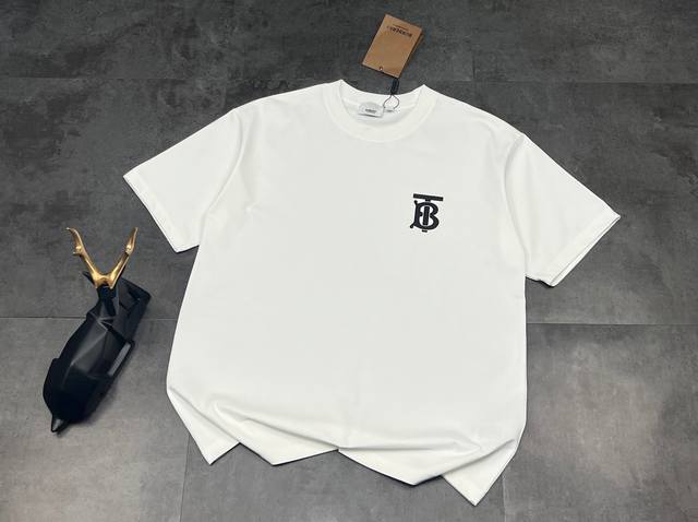 新款短袖上新：Burberry巴宝莉2025夏季经典Tb撞色圆领短袖，上身效果简约大方，百搭时尚，简单的焕新标识，低调的Logo恰到好处，超级百搭！260G纯棉