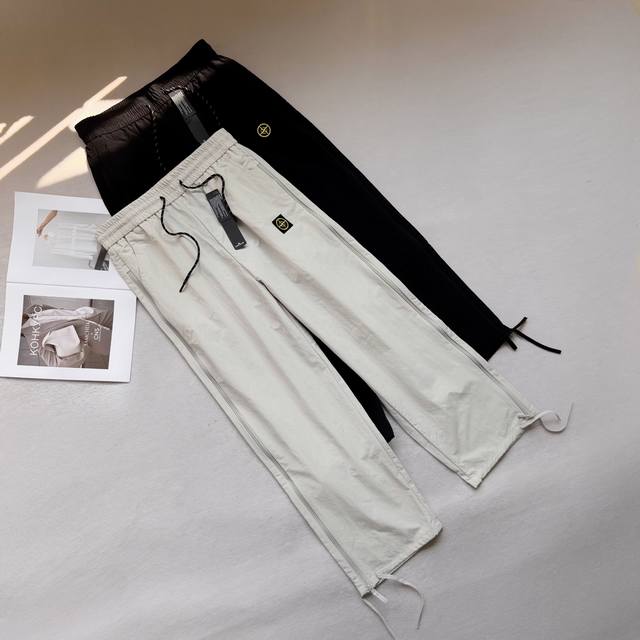 Stone Island 石头岛美式软壳冲锋裤速干休闲裤 个性侧边拉链镂空设计，小心机设计，裤子采用了高品质面料，不仅轻薄透气，夏天穿着也不会觉得闷热。而且还免